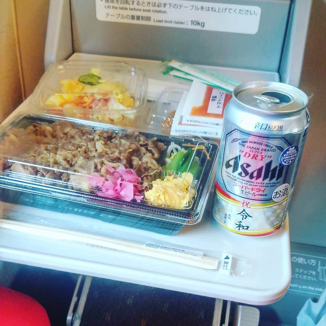 カズレーザーさんのインスタグラム写真 - (カズレーザーInstagram)「昼から駅弁と酒をかっくらいながら、静岡までプラモデルを見に行きます」5月12日 12時06分 - kazlaser