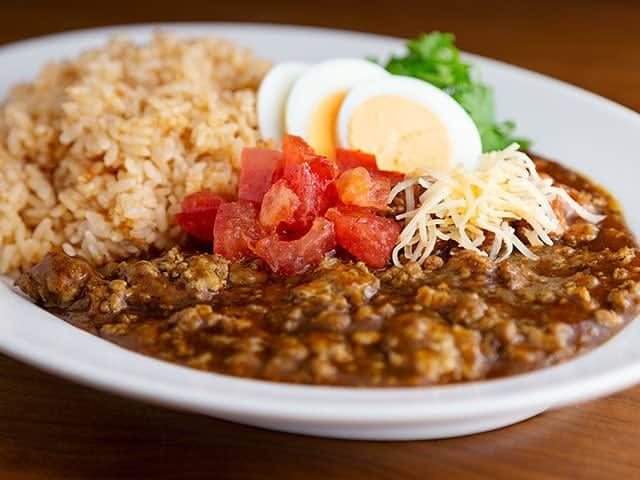 東京カレンダーさんのインスタグラム写真 - (東京カレンダーInstagram)「ごろごろっとしたひき肉がたまらない、「ひき肉ライス 少年の夢」。人気のトッピングはチーズ・トマト・ゆで卵・パクチー。ぜひともトライしてもらいたい秀逸なコンビネーションだ。 #東京カレンダー #東カレ #tokyocalendar #ひき肉少年 #白金 #lunch」5月12日 12時06分 - tokyocalendar