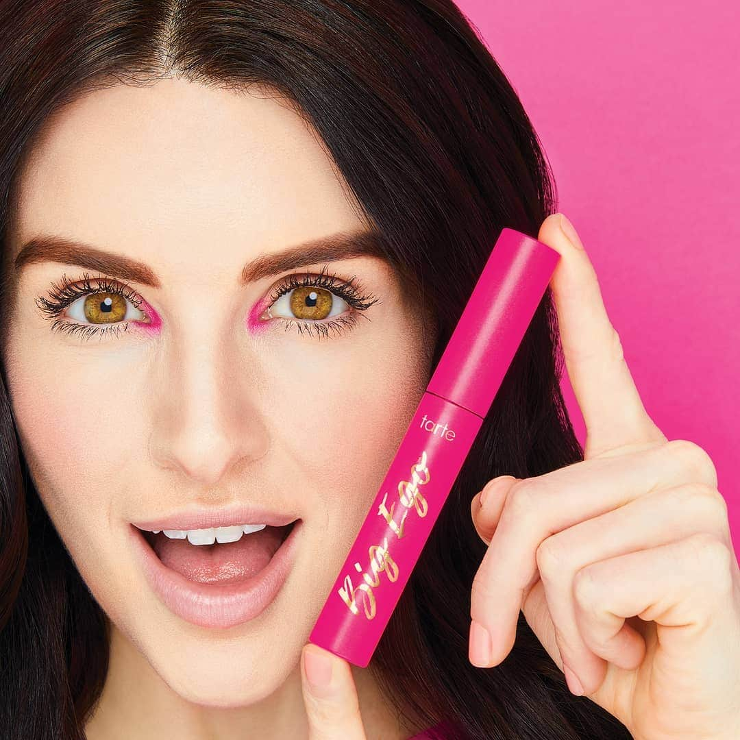 Tarte Cosmeticsさんのインスタグラム写真 - (Tarte CosmeticsInstagram)「COME THRU FLUTTERY LASHES! 💗💗💗 Our big ego™ #vegan mascara: 💪coats EVERY lash for MAXXX-imum flutter w/ a voluminous finish 💪is infused with babassu to nourish lashes Plus, our NEW confiDENSE booster brush™ mimics the curves of your lashline to build root to tip volume & has a twisted double fiber bristle brush for max pigment load @ultabeauty  #crueltyfree #rethinknatural #mybigego #bigegolashes #plantpowered」5月12日 12時18分 - tartecosmetics