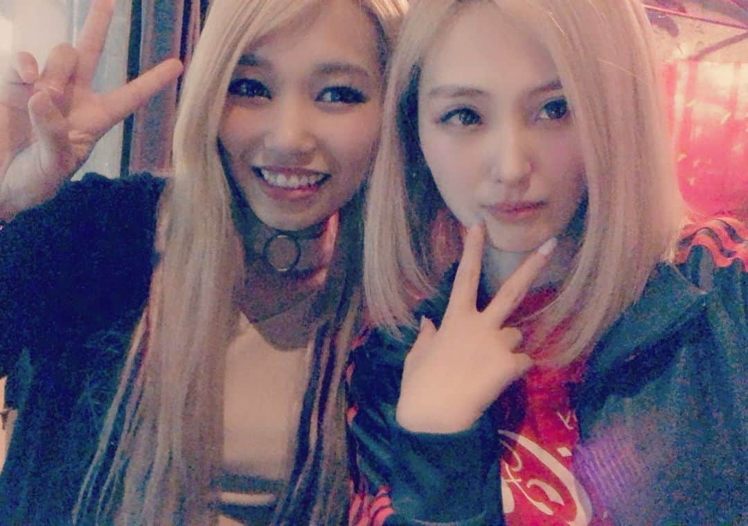 R!Nのインスタグラム：「@taneko5 たねこ氏と密会。 歌舞伎町で飲んだよ すんごい街だね、迷い込んだ感否めなかった笑  プライベートで初めて遊んだけど 本当に姐さんって感じで大好きになった 今年はいい出会いばかりだな、 もっともっと頑張れそうです。  #歌舞伎町 #kabukicho #新宿 #craze」