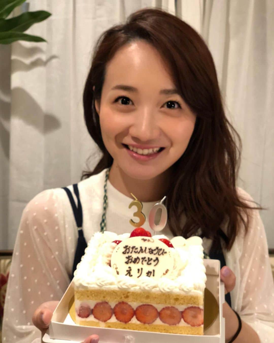 松原江里佳さんのインスタグラム写真 - (松原江里佳Instagram)「🎂 母の日のお祝いしてたら、お誕生日ケーキがでてきた♡ 母が楽しそうに「30」のロウソク立ててた笑 お母さん、いつもありがとう😊 でも具体的な年齢ロウソクは…複雑だよ…笑♡ ✴︎ ✴︎ 🌸 FMヨコハマ 「COLORFUL KAWASAKI」  今日の18時15分からオンエアです〜 ❤️ #母の日 #誕生日 #ケーキ #いつもありがとう  #でこ #スターダスト#フリーアナウンサー  #dj #ラジオ #川崎 #横浜 #fmヨコハマ #colorfulkawasaki #キャッチコピー #広告 #pr」5月12日 12時37分 - erika_matsubara