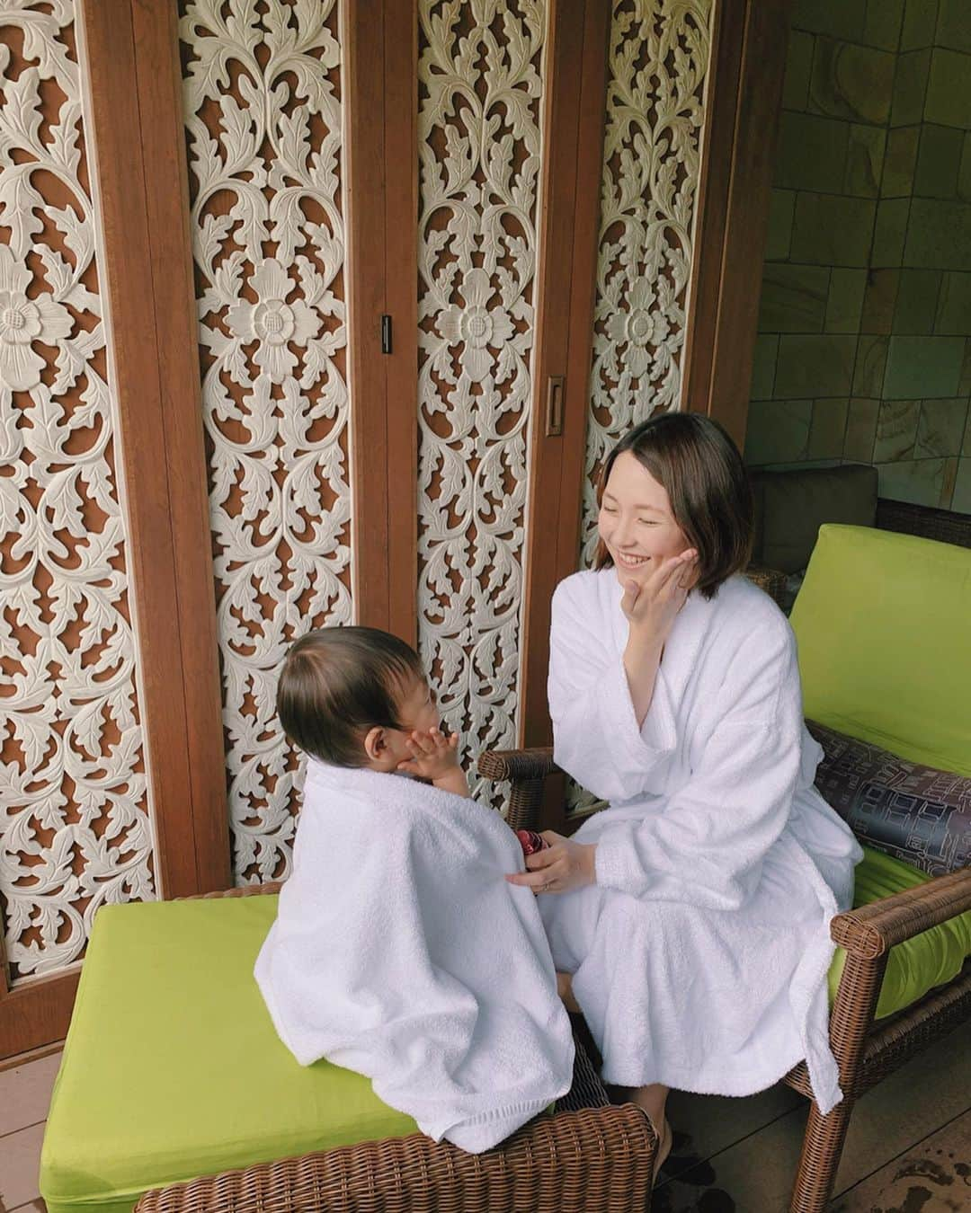 Remiさんのインスタグラム写真 - (RemiInstagram)「beauty time🧖‍♀️✨ 朝から温泉に入って至福time♨️ 皆が起きる前に一人で入って、朝食後にまた入って、久しぶりに何度もゆっくりお風呂に浸かり、パワーチャージできました💪⚡️ . . . 2人育児の最初の難関のひとつが、入浴方法。 娘の沐浴期間が終わり、平日は1人で2人を入浴させるのにてんやわんや💦試行錯誤の結果、今のところこんなルーティーンでやっています🛁🚿 30分前までに👶🏻授乳&👦🏻夕食を済ませる→湯船にお湯を入れる間に2人分の着替えを準備→👶🏻を脱衣所のスイングで寝かせる→👦🏻を洗い、湯船へ→自分を洗う→👶🏻をバスチェアで洗い、3人で入浴→👶🏻とあがりスイングでスキンケア＆着替え→👦🏻のスキンケア＆着替え→リビングに移動し👦🏻の水分補給、👶🏻に授乳してベビーベッドに寝かせる→👦🏻の歯磨き、寝室で寝かしつけ→自分のスキンケア、ドライヤー。 . . ざっとこんな感じでバタバタやっていると、自分のスキンケアをする頃には肌が乾燥してしまいがち…。 . そんな中最近使い始めたのが、お風呂の後とりあえず塗っておけばパック効果が得られる誘導美容液、トワニーのタイムリフレッシャーt🧖‍♀️✨ 美容液というとスキンケアの最後の仕上げというイメージだったけど、これは洗顔後まず塗ることで、誘導・マッサージ・パックの3役をこなしてくれる優れもの👌 これなら忙しいバスタイムでも毎日続けられそうです😌💓 . . 他にも先輩ママたちのオススメの入浴方法や時短スキンケアがあれば知りたいです👀✨. .  #スキンケア #トワニー #タイムリフレッシャー #誘導美容液 #エイジングケア #TWANY #twany_pr」5月12日 12時32分 - remi_912