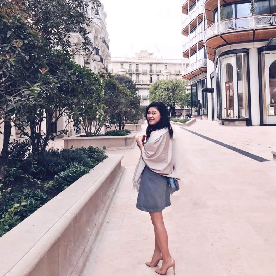 Rina Itagakiのインスタグラム：「Such a beautiful city🇲🇨❤️ 人生で一度は訪れたいと思っていたモナコ😇  再来週のF1モナコGPは今年も都合がつかず残念だなと思っていたら…Formula Eが開催されるとのことで、急遽弾丸で遊びに行ってきました💫  建物も港もとーっても素敵だったのですが、なんせ滞在時間が7時間だったので今度またゆっくり来たいなと思いました🤣 #travel #monaco #europe #potd #formulaE」