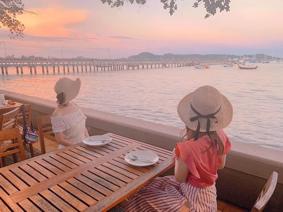 石倉侑芽さんのインスタグラム写真 - (石倉侑芽Instagram)「☀️🍽Sunset Dinner🍽☀️ . 夕日を見ながらの贅沢なシーフードディナー🍴💓 生演奏のジャズを聴きながら 海風に当たりながらのお食事は 特別感満載で幸せな時間でした☺️💓 . もうすぐ日が沈んじゃいそうで、 お食事来る前に急いで撮ってもらった写真🌇笑 お食事はまた載せます(❁´◡`❁) . 📍Kan Eang@pier . #プーケット#プーケット旅行#女子旅#タイ#サンセット #プーケットグルメ#シーフードレストラン#genic_restaurant #ゆめちんぶらり旅#タビジョ#GW旅行#GW#genic_mag #Phuket#thailand#seafood#sunset#tabijo#tabijomap_phuket#ゆめちん_Phuket」5月12日 12時38分 - yume8115