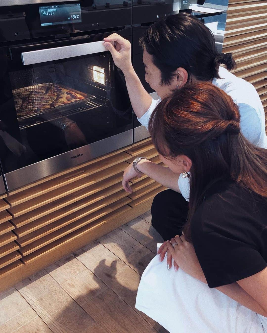 ANNA 杏奈さんのインスタグラム写真 - (ANNA 杏奈Instagram)「✈︎ Mieleオーブン @miele_japan を使ってMr.cheesecakeこと田村シェフに、母の日特別チーズケーキレシピを教わってきました🧡安心な食材でとても嬉しい🥺🍓 ・ Mieleオーブンはシンプルで大きくて、プロのように湿度1%から調整できる優れもの🥰扉開けても温度は下がらないからすごい🤭食器を温めるスペースもあり、まるでレストラン！ 私はスチームタイプのが気になる〜👆 ・ お菓子、料理好きな人にはとっても合うし、より料理が楽しくなると思う❤️いつか家に設置したい🕺 ・ チーズケーキは2つの異なるオーブンの設定で、焼き具合が違うものができました！オーブンって大事なんだなぁと🤔 バラの香りがほのかにして、とっても美味しいチーズケーキ🧁家で挑戦してみよう🤔 とっても素敵な体験ができて、楽しかった🥰 広がるマイホームの夢🏠❤️笑 ・ ・  #ミーレ #母の日ギフト #Miele #pr #Miele_Japan #母の日プレゼント #スイーツ作り #手作りケーキ #チーズケーキ  #mothersday #happymothersday」5月12日 12時42分 - anna_maria_end18