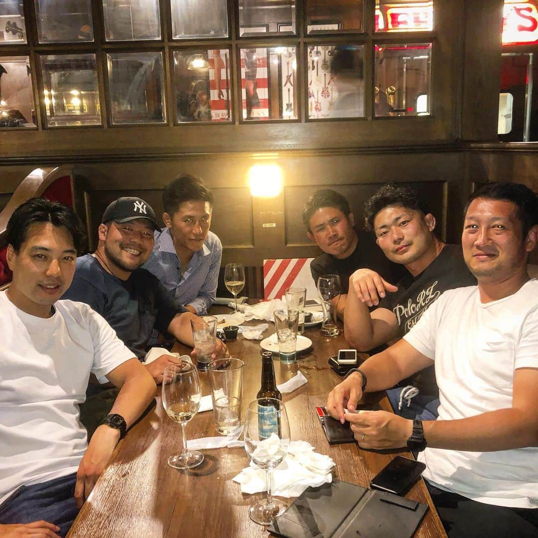 畠山健介さんのインスタグラム写真 - (畠山健介Instagram)「大学の同期と後輩の一貴と 最高の夜🍻思い出いっぱい✨めっちゃ笑ったー🤣笑  #ラグビー #rugby  #早稲田大学 #早稲田大学ラグビー蹴球部 #Waseda #WasedaUniversity #権丈組 #人喰い #有田幸平 #主務 #左京知久 #3人目の外国人枠 #寺廻健太 #ミスター人生変わるぜ？ #臼井陽亮  #豊田組 #近場クサシ #上田一貴 #最高 #思い出 #全員 #荒ぶる #狂気」5月12日 12時53分 - hatake03