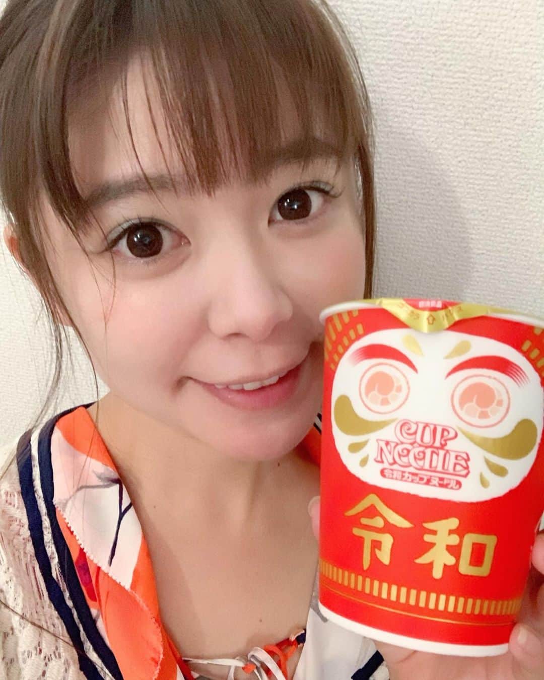 野澤美仁さんのインスタグラム写真 - (野澤美仁Instagram)「可愛くてついつい買っちゃった！#cupnoodle #noodles #yummy##japan#tokyo#カップヌードル #令和#だるま#美味しい」5月12日 12時48分 - misatonozawa0625
