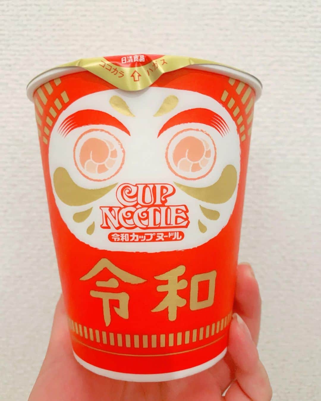 野澤美仁さんのインスタグラム写真 - (野澤美仁Instagram)「可愛くてついつい買っちゃった！#cupnoodle #noodles #yummy##japan#tokyo#カップヌードル #令和#だるま#美味しい」5月12日 12時48分 - misatonozawa0625