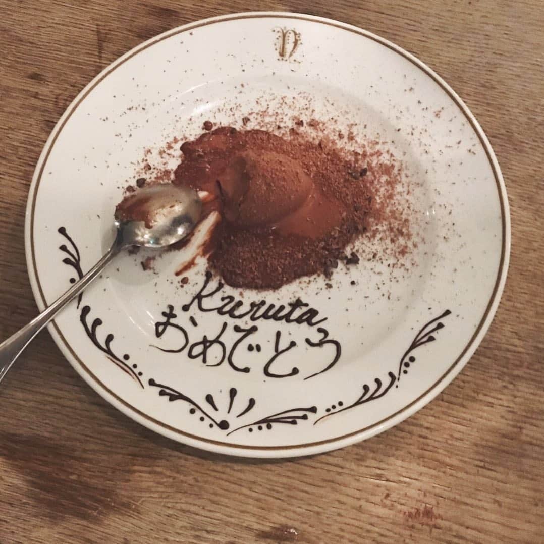 畑田萌のインスタグラム：「ずっとずっと行ってみたかったお店でお祝いしてもらいました。 スペルがちがうのも、いい思い出だ〜ね〜😋」