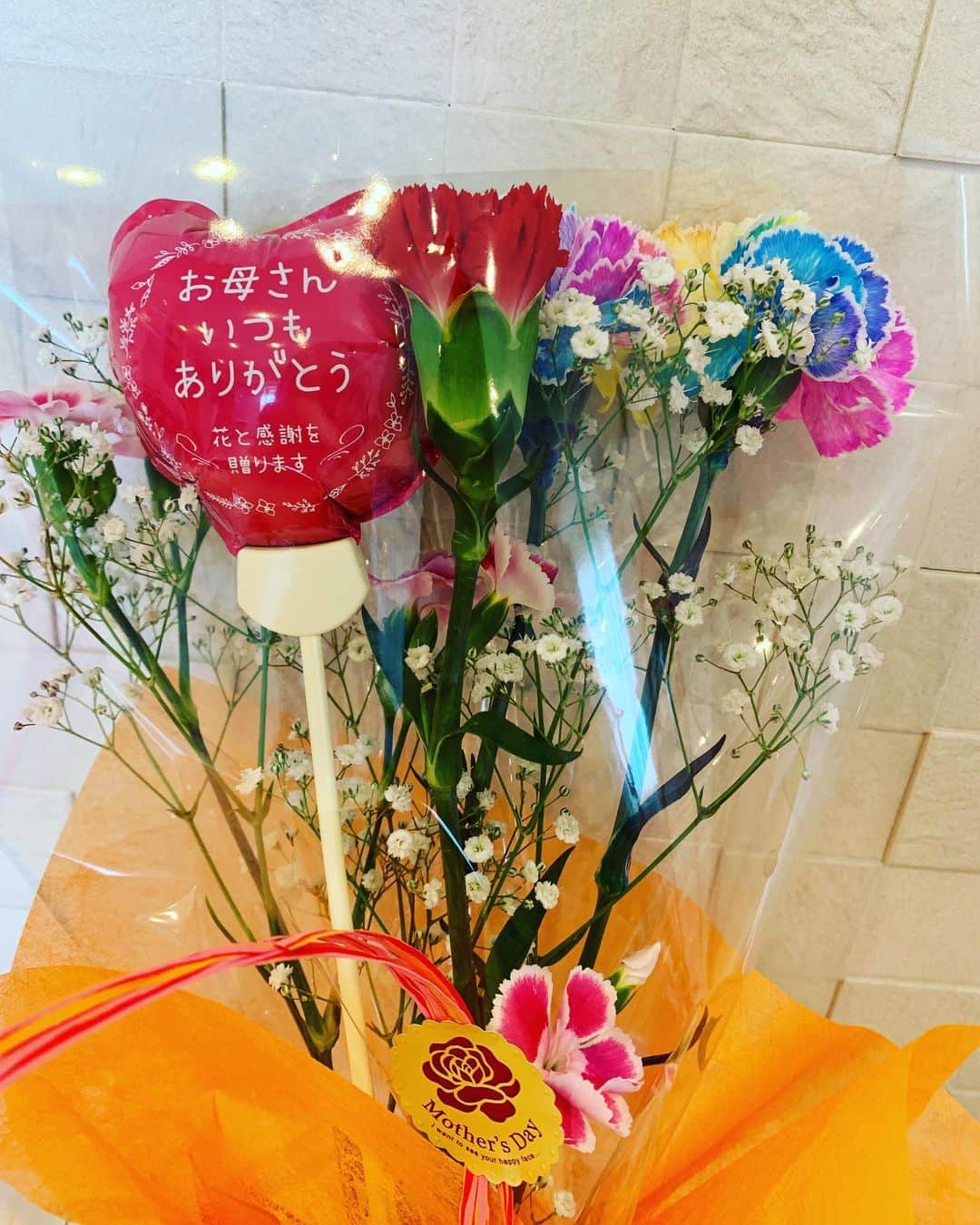 吉田沙保里さんのインスタグラム写真 - (吉田沙保里Instagram)「Happy mother’s day♥️ いつもありがとう😆 これこらもヨロシクね♡ 今はレインボーカーネーションもあるんだねー🥰 凄い綺麗💐素敵💐 #母の日 #カーネーション #レインボー」5月12日 12時56分 - saori___yoshida