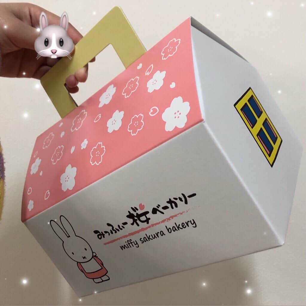 松本愛花のインスタグラム：「🐰🌸💗 * * * * #みっふいー桜べーかりー  #miffy  #ミッフィー  #ミッフィーパン  #京都 #嵐山 #京都カフェ #嵐山カフェ #ピンク」