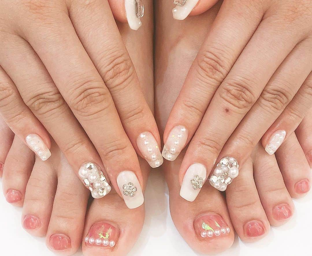 浦西ひかるさんのインスタグラム写真 - (浦西ひかるInstagram)「new nail ＊* . 今回も @nailsgogo さんで、 フットとハンドネイル同時でやってもらったよ〜✌︎ . 最後に載せた動画が1番わかりやすいけどキラキラ！🤩かわいい、、ありがとうございます🌪❤︎😀❤︎ . ＠nailsgogo 渋谷センター街ZARA目の前 ℡ 03-5728-4343  OPEN:10:00〜22:00 金曜日の夜は04:30まで営業 #ウラニシネイル」5月12日 13時00分 - uranishihikaru