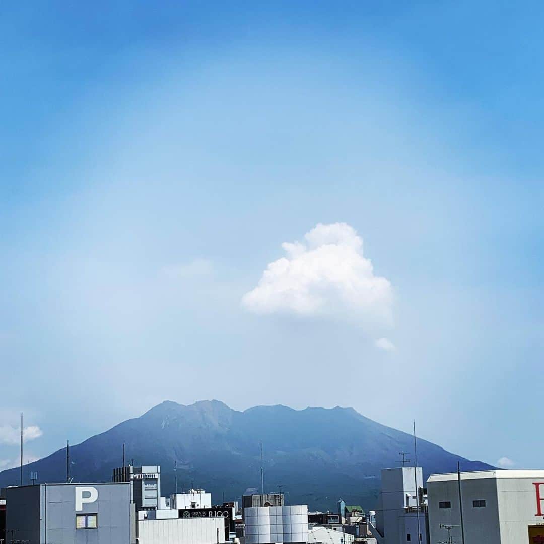 亀井亨さんのインスタグラム写真 (亀井亨Instagram)「tour7 移動して本日は鹿児島。夏日。 桜島 grapevine」5月