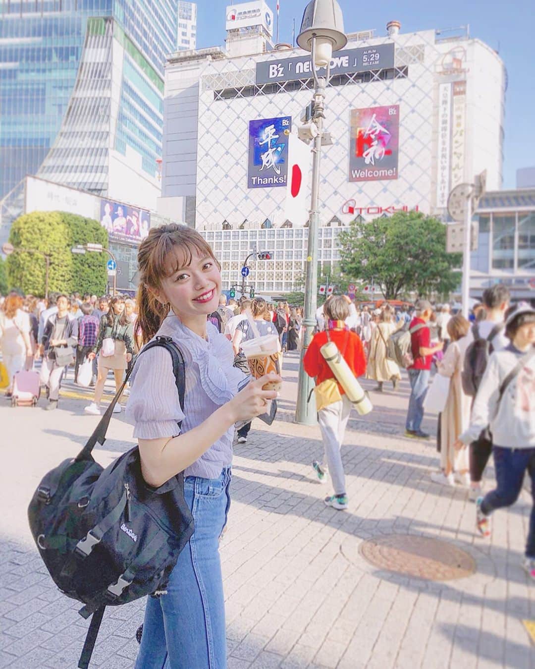 山崎春佳さんのインスタグラム写真 - (山崎春佳Instagram)「🦋💎 . この間ももちんがいっぱい撮ってくれた、ザ・渋谷駅前でタピオカを食す？飲む？山崎です。 お気に入りすぎてアイコンにしてる写真です✨ . これから引っ張りだこになりそうなフリルブラウスは @lissi__boutique 、タッセルがかわいいバッグは @casselini_official です🐬 . #me #tbt #drink #shibuya #tsutaya #ponytail #top #denim #bag #casselini #smile #happy #タピオカ #デニムファッション #フリルブラウス #あんまい #渋谷 #毎日いるところで写真を撮るのは逆に新鮮 #やっぱり青が好き」5月12日 13時05分 - haruka_yamazaki