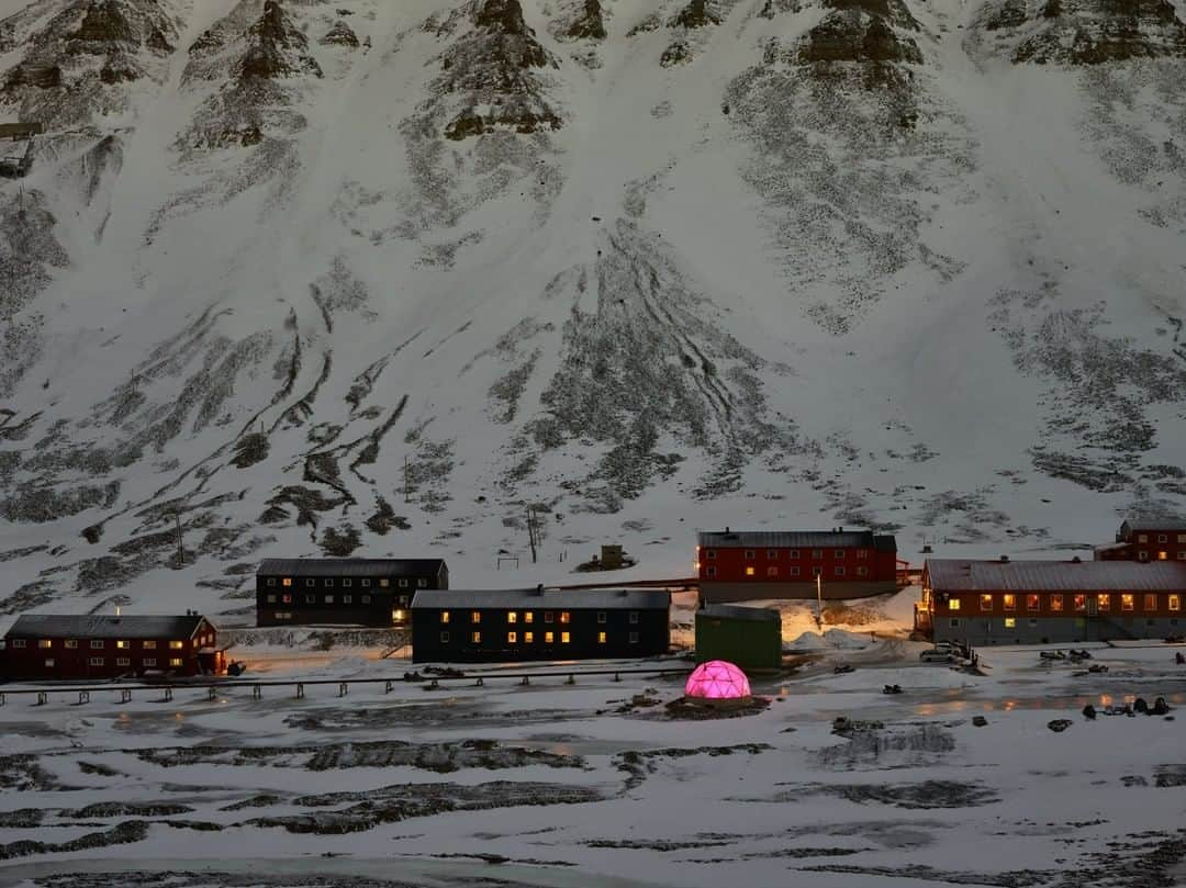 National Geographic Travelさんのインスタグラム写真 - (National Geographic TravelInstagram)「Photo by @paoloverzone | Nybyen is a small settlement located on the southern outskirts of Longyearbyen, on the island of Spitsbergen, in Svalbard. The settlement was founded in 1946-47 for the miners of "mine 2B", one of the area's many coal mines. Today its character reflects that of Svalbard's more mixed economy (tourism, research) with guesthouses utilizing the former miners' barracks, as well as being home to the Svalbard Art Gallery & Craft Centre and a Polar Permaculture and Arctic Farming facility. @thephotosociety  #svalbard #norway #climatechange #arctic #nybyen Follow @paoloverzone for more images and stories.」5月12日 13時06分 - natgeotravel