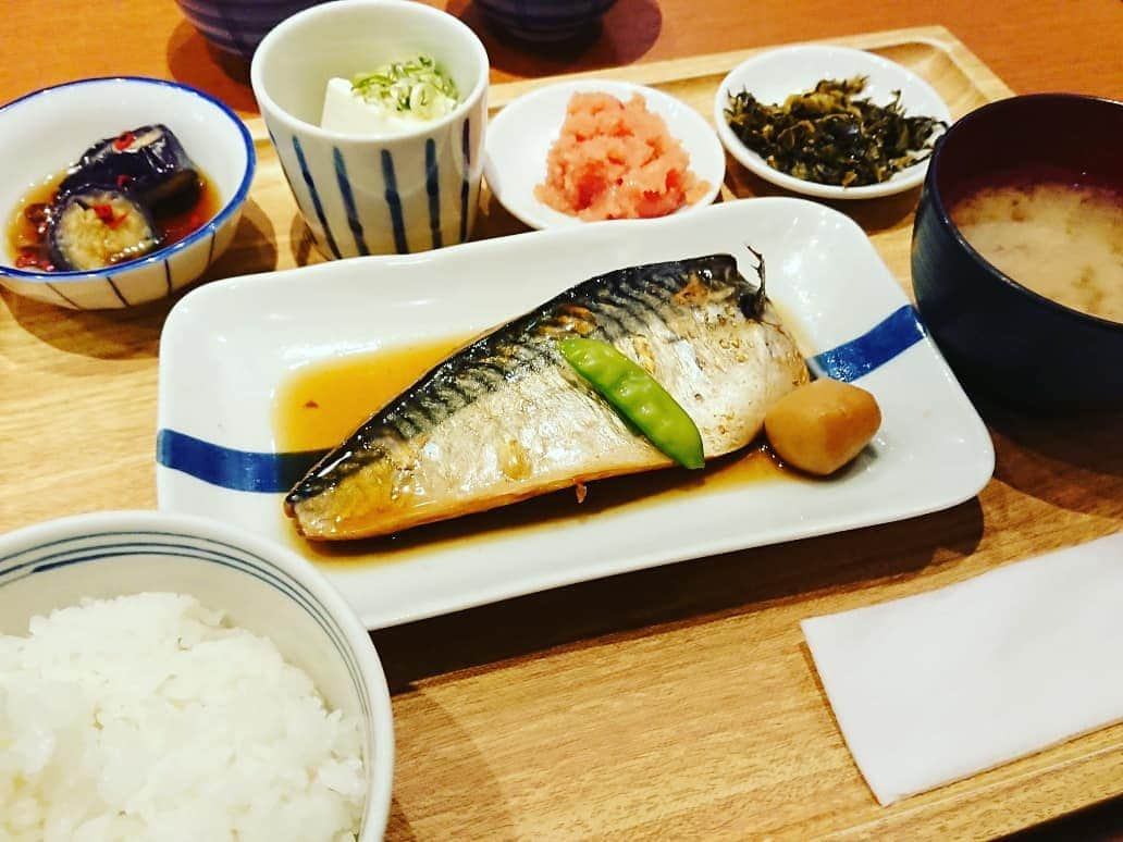 高井俊彦さんのインスタグラム写真 - (高井俊彦Instagram)「【本日の西梅田合間ランチ☀️🍴2019.5.12】 本日も『火の音水の音』へ😃✌️ 煮鯖定食に明太子食べ放題最高😃⤴️⤴️ 5/9誕生日だった吉岡のバースデーランチでした🎁🎂 おめでとう⤴️⤴️⤴️」5月12日 13時06分 - takai_toshihiko