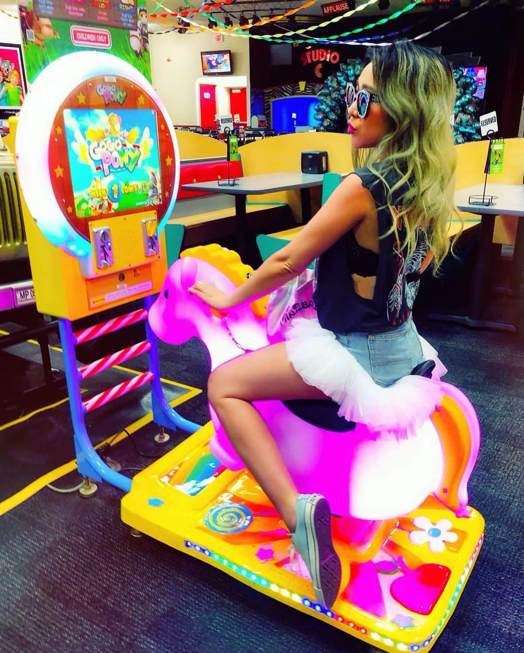 のインスタグラム：「🦄Unicorn Baby💓💜💎 Photo by @chuckecheeses  All Outfit by @minilbreak w/z @emitiger 👦🏼💓👧🏻 @kotomi_tiger 🐯 #guam #trip #minilbreak #gpo #chuckecheese #chuckeecheese #unicorn #chuchu #denim #全身minilbreak #このチュチュデニムminilbreakイチのお気に入り♡ #欲しいをカタチにしたショーパン #nobreakタンクとサングラスエコバッグは発売してるよ #ここのチャッキーチーズは遊べて楽しいグアムの隠れた映えスポット🤳✨ #グアム #グアム旅行 #グアムインスタスポット」