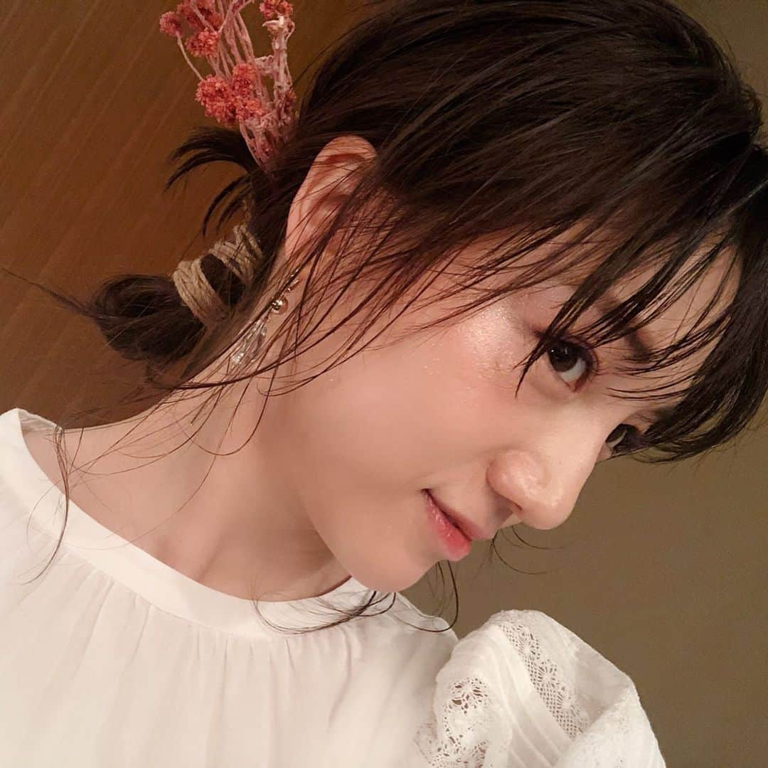 森川侑美さんのインスタグラム写真 - (森川侑美Instagram)「@rucca_hairsalon 10周年💐 記念ヘアショーにモデルとして参加させて頂きました🌷  ベースはみんな白で ヘアメイクでそれぞれ色づくコンセプト🌸 私はPink color🌸  やわらかい雰囲気と ヘアメイクでモードを合わせた おとなのピンクを繕ってもらいました Stylist by @hsmt_usk  Hair by @naoki_rucca  Make by @soheechun . . @rucca_hairsalon  10周年おめでとうございます🎊 いつも賑わっているお店を見て私も嬉しくなります☺️ 新店舗もオープンされたりして ますます人気になっているルッカ、 これからも10年、20年と続くお店を楽しみにしています( ◠‿◠ )♡ ありがとうございました♡ . #hair#haircolor#hairstyle#hairarrange#hairset#haircolor#pink#pinkmode#pinkmake#makeup#whitedress #ヘアショー#ヘアアレンジ#ヘアスタイル#ピンク#フラワーヘアアクセサリー#ツヤ肌メイク」5月12日 13時16分 - yumi.morikawa322