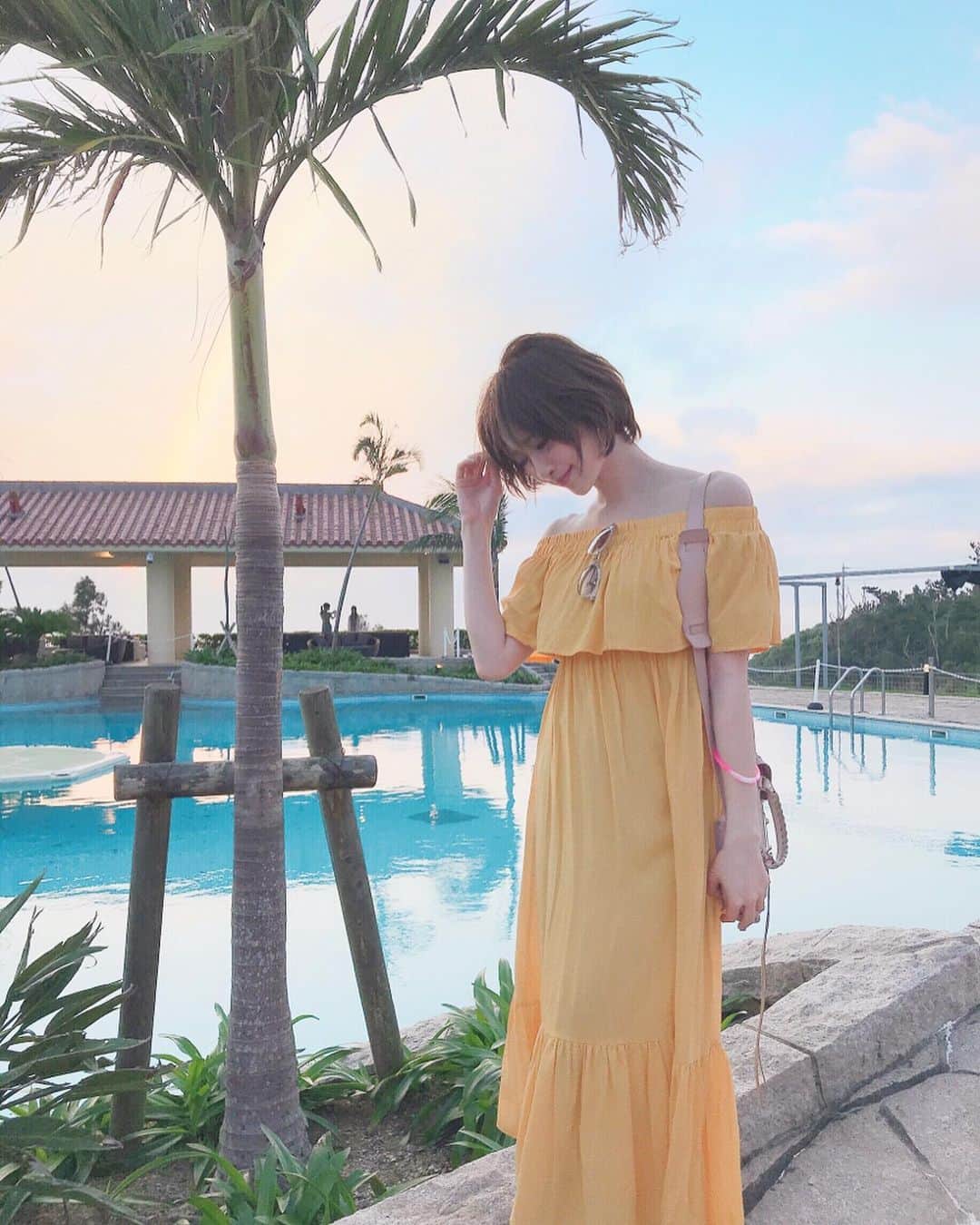 のインスタグラム：「💛🌈💛🌈💛🌈💛🌈💛🌈 * リゾート地に映えるワンピは @dress_vacation のだよ👗💕 * * * #沖縄ビューティーキャンプ #naturalbeautycamp #ナチュラルビューティーキャンプ #キレイモ#沖縄#okinawa#ootd#dressvacation#ワンピース#オフショル#バレンシアガ#ビタミンカラー」