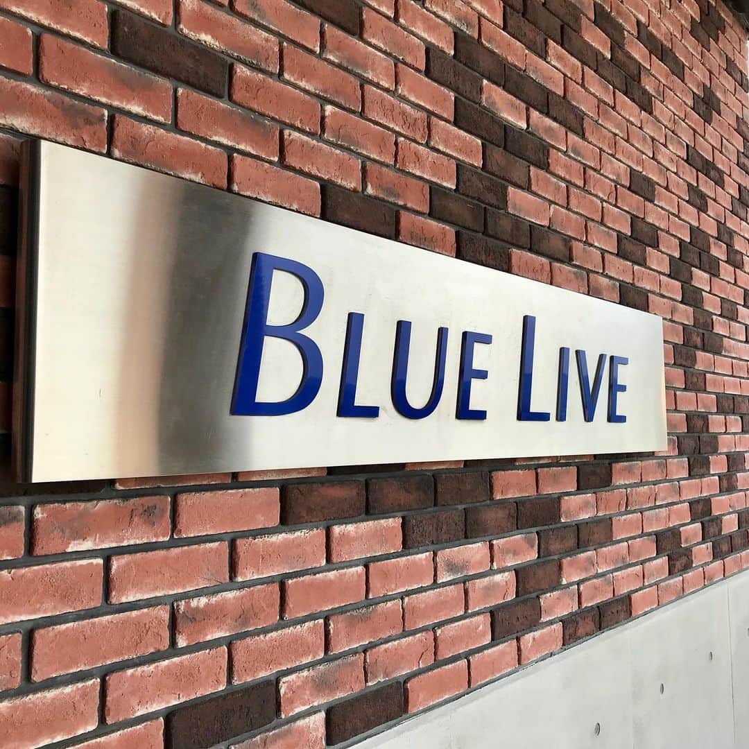 のインスタグラム：「本日も暑いくらいの良いお天気！ やってきました  ＢＬＵＥ ＬＩＶＥ 広島！！！ ★先行グッズ販売は13:00〜 ★CD 販売は15:00〜  NEWアルバムお買い上げの方に先着順で 藤巻亮太 直筆サイン色紙をプレゼント！！！ （なくなり次第終了です）  ご来場、心よりお待ちしております！ （スタッフE）」