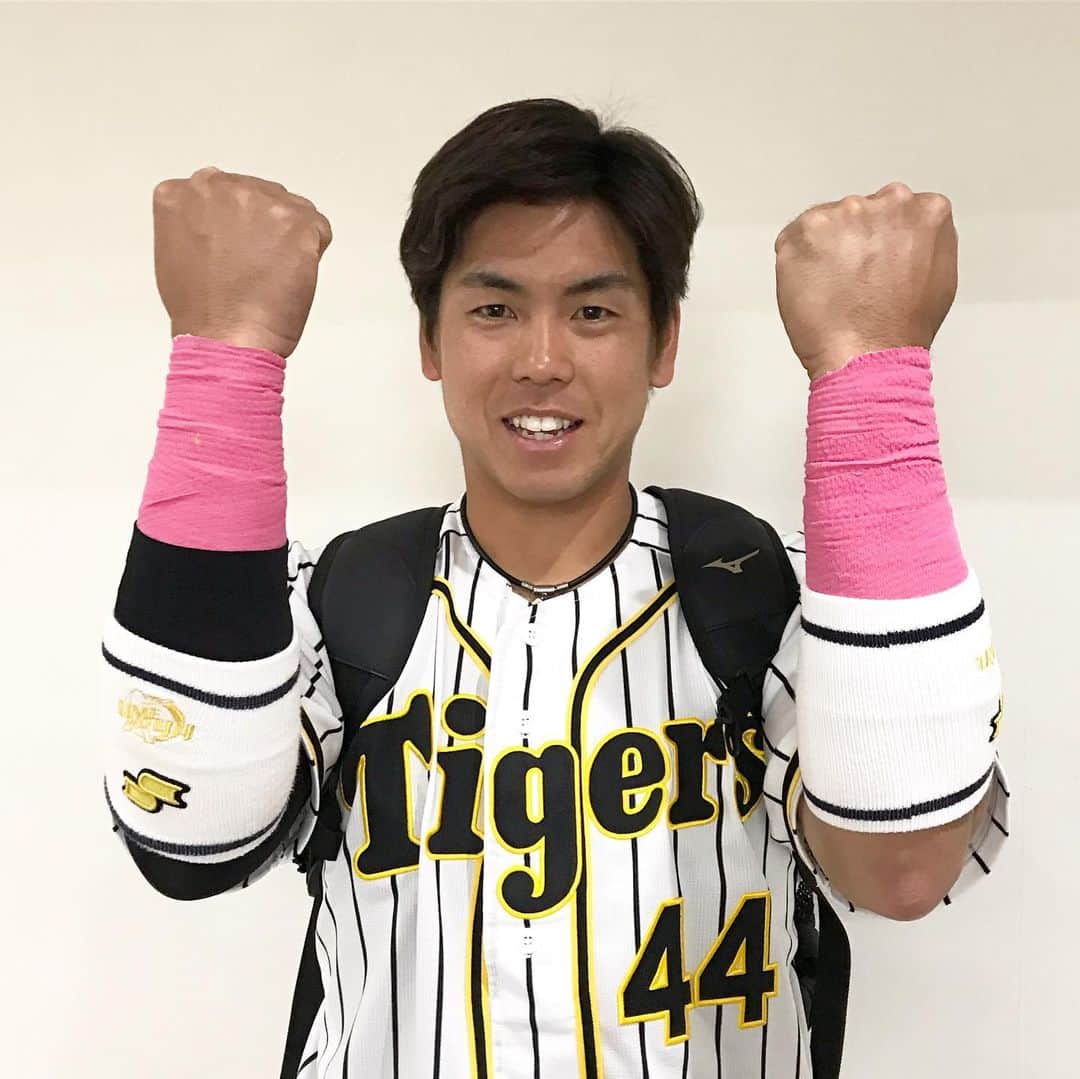 阪神タイガースさんのインスタグラム写真 - (阪神タイガースInstagram)「HAPPY MOTHERSDAY！！ 今日、選手達はお母さんに感謝の気持ちを込めて、ピンクのリストバンドやバンテージを巻いて試合に出場します！ #母の日 #happymothersday  #お母さんいつもありがとう  #阪神タイガース」5月12日 13時31分 - hanshintigers_official