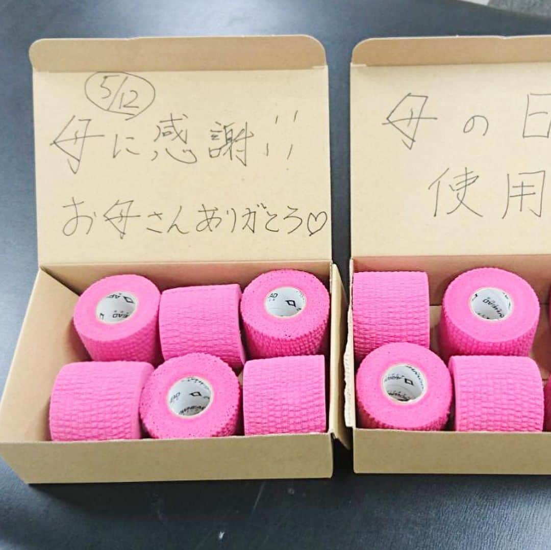 阪神タイガースさんのインスタグラム写真 - (阪神タイガースInstagram)「HAPPY MOTHERSDAY！！ 今日、選手達はお母さんに感謝の気持ちを込めて、ピンクのリストバンドやバンテージを巻いて試合に出場します！ #母の日 #happymothersday  #お母さんいつもありがとう  #阪神タイガース」5月12日 13時31分 - hanshintigers_official
