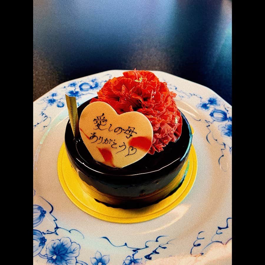平祐奈さんのインスタグラム写真 - (平祐奈Instagram)「88の日🌹 母とパパってどっちも”88”だよね🥺 (って何を言ってんねん！🖐😅) 素敵なカーネーションケーキに一目惚れして即決。 今年は本にしました🎁 世のお母様方、ありがとう。❤️ #母の日」5月12日 13時35分 - yunataira_official