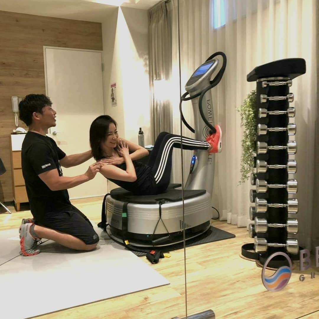 真山景子のインスタグラム：「目標体重に到達したら、あとは、体のライン作り。姿勢をただして、下腹、肩、二の腕、下半身の筋トレ。パーソナルトレーナーの同級生の清水さん、めっちゃ教えるのも上手だし、何より信頼できるしとても仲良しに✨🤤 トレーニングに行くのが楽しみになりました✨😊👍正しい食事の方法等も細かくアドバイスしてくれるので、キツイというよりは楽しくなっちゃってます👍 楽しくならないと続けられないタイプだから、引き続きこの生活を楽しみます❤️ #beleyogic  #会員制  #パーソナル #トレーナー #清水かっちゃん #パワープレート ←引き締め効果凄いマシーン #信頼 #言うとおりにしてたら #目標体重すぐ到達 #今までより辛くない食事の方法 #私のオアシス #締める運動✨👊✨」