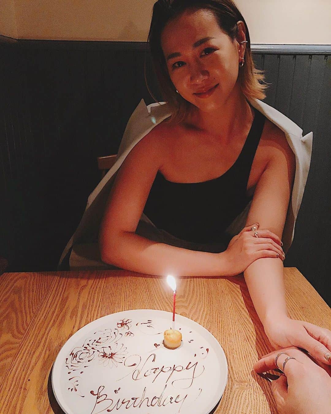 須田朱音さんのインスタグラム写真 - (須田朱音Instagram)「#mybirthday 🕊 . 昨日、35歳のお誕生日を迎えました✌🏼 . Birthday dinnerは、 @sioyoyogiuehara に連れて行ってもらい ティーペアリングでお料理を堪能しました🍽 . とっても刺激的で、繊細なのに大胆なお料理と いろんなフレーバーのティーペアリングが お料理とマッチして感動っ✨✨✨ . 鳩のお肉初めて食べたけど やわらかくてとっても美味しかった🕊 デザートの新玉ねぎとサワークリームの クレープも忘れられない☝🏼 . し あ わ せ♡ . #birthday #birthdaydinner #sioyoyogiuehara  #pairing #teapairing」5月12日 13時41分 - akane_godo