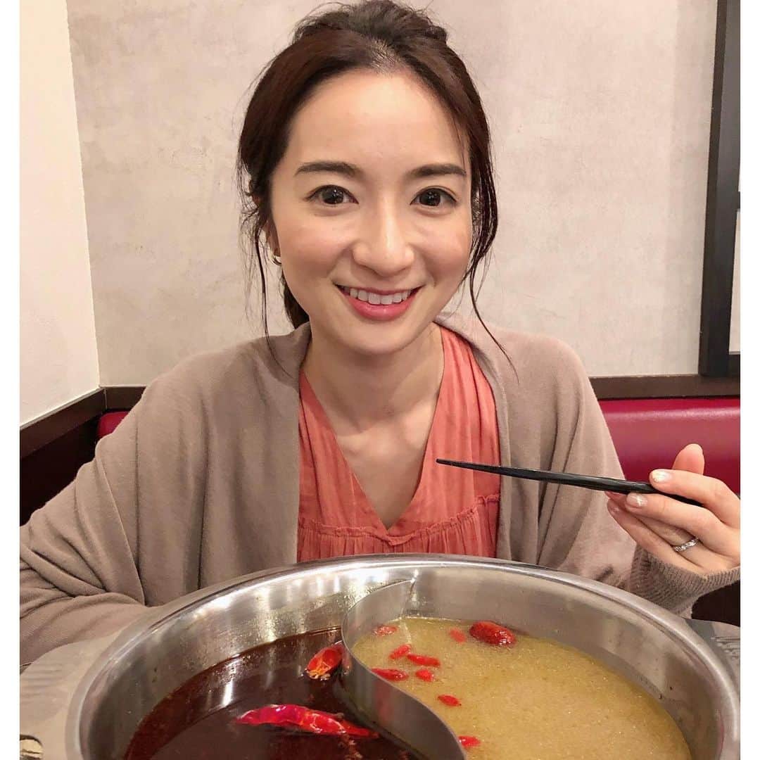 Mayuko Watanabe 渡辺真由子さんのインスタグラム写真 - (Mayuko Watanabe 渡辺真由子Instagram)「昨日は良いお天気🌞の中、 お祭り行って楽しんで、夜は火鍋♡ 辛いもの大好き😆💕 これは具を入れる前ですが、具を入れたら湯気でくもって美味しさがわからないですね🤣 #火鍋#辛いもの好き#辛いもの好きな人と繋がりたい#夜ごはん#mama#ママ#子育て中」5月12日 13時42分 - watanabe_mayuko
