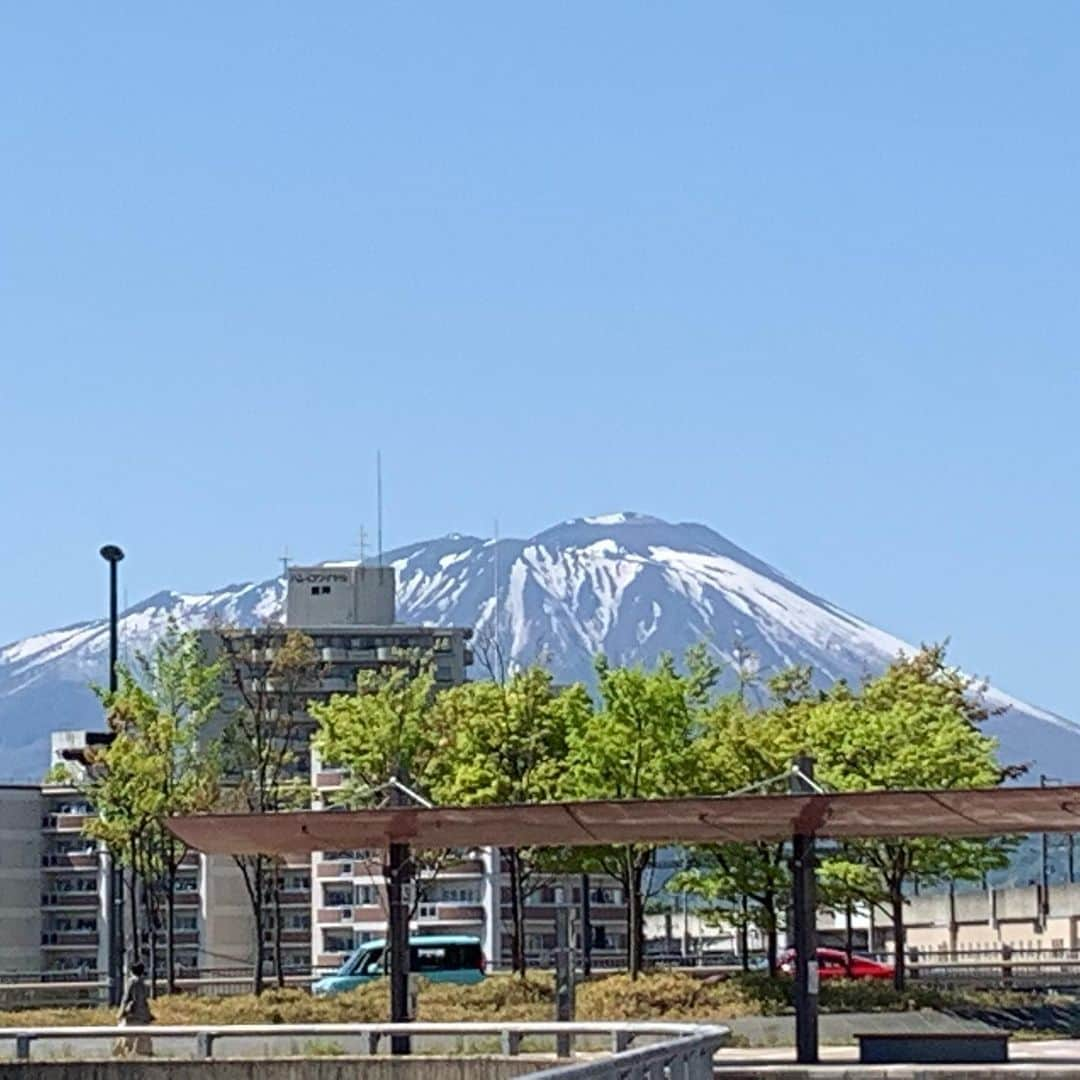 大隅智子さんのインスタグラム写真 - (大隅智子Instagram)「岩手山。快晴の盛岡。5月の薫風が吹き、気持ちのいい日。 #岩手山 #盛岡 #岩手 #5月 #薫風」5月12日 13時44分 - tomokotenki