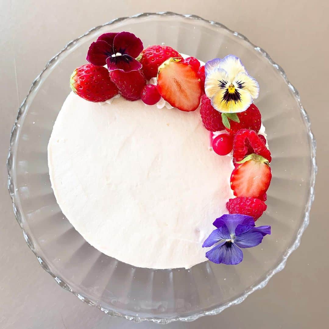 長谷川理恵さんのインスタグラム写真 - (長谷川理恵Instagram)「母にショートケーキを作りました。 もちろんヴィーガン。 これから届けてきます💜  #母の日 #お母さんありがとう #vegan #vegancake #mothersday」5月12日 13時45分 - rie_hasegawa