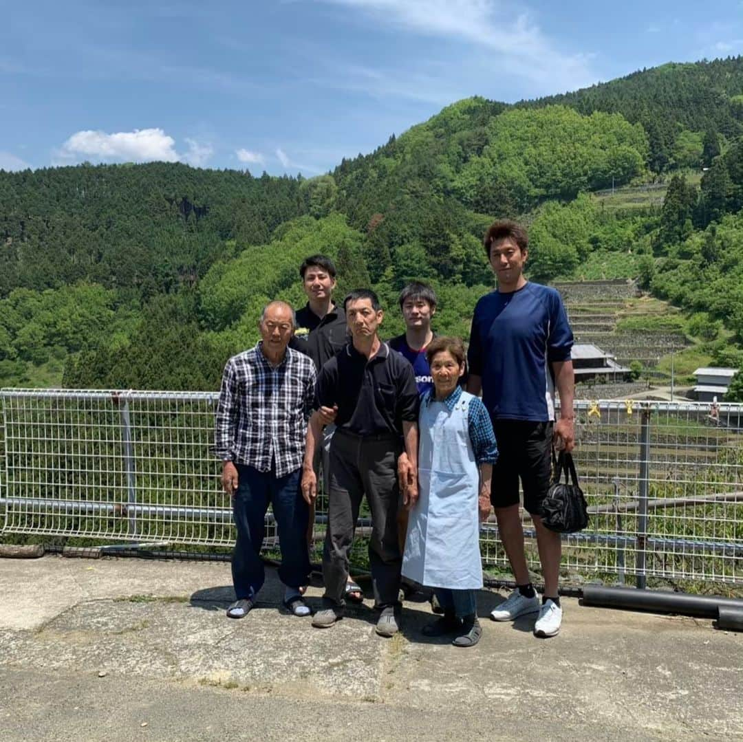 山本隆弘さんのインスタグラム写真 - (山本隆弘Instagram)「泥んこバレーボール🏐 愛媛県内子町の泉谷棚田で！ 大の大人達が非日常の事を本気で楽しむ😎 田植え前に田んぼを耕す事が出来ました！」5月12日 13時56分 - yamamototakahiro5