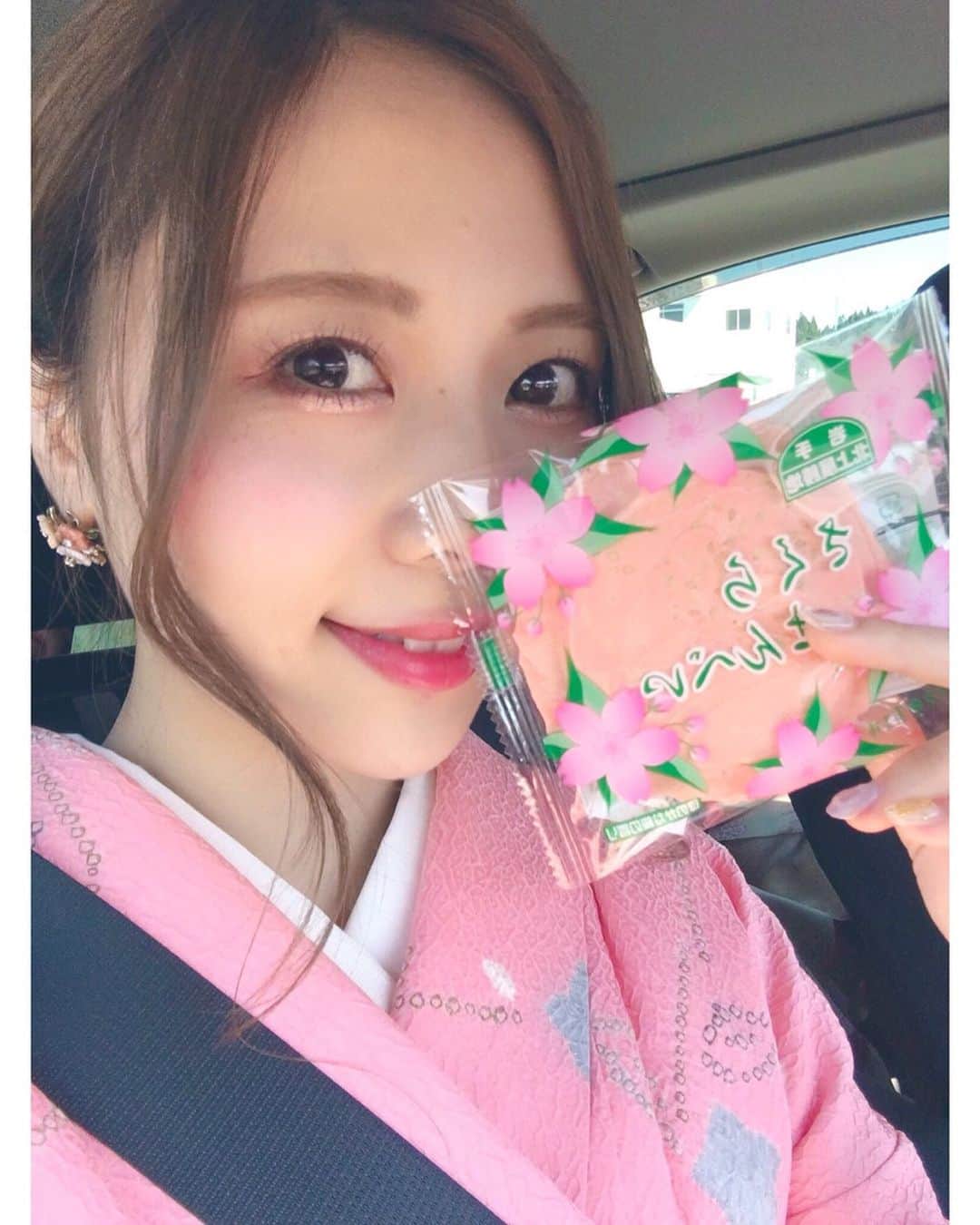 西村季里子のインスタグラム：「・ GWの思い出⑨🌷 ・ 着物を着てお出かけした日👘🌸 家族親戚総出でお庭で撮影会した（笑）大げさ😂 、 3歳から毎年お着物着させてもらってるけど、 思春期？のときは 「もうめんどくさい」「着たくない」 ってなったときもある（´-`）.｡oO それでも母は私のために着物を仕立ててくれて、 私好みの小物や帯の形を勉強してくれて いつもいくつもの選択肢を用意してくれて 毎回新鮮な気持ちでお着物着れてます☺️ 今ではお着物がとっても好き💐 私もお母さんみたいに自分で着れるようになって、 趣味として楽しみたいな✨ #母の日🌹 いつもありがとう。いつまでも元気でね。 #母の日#🌹#お母さん#ありがとう #お着物#着物#kimono #kimonostyle  #着物でおでかけ #撮影#撮影会#お庭#玄関 #趣味#帯#南部せんべい#青森県#弘前 #followme #follow」