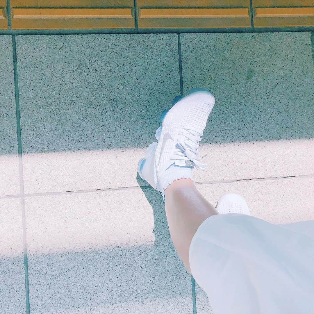 木村仁美さんのインスタグラム写真 - (木村仁美Instagram)「Nike VAPORMAX 青いキラキラソール ver 👟🐠💙🏃‍♀️ 一目惚れして、手に入れてしまったよ。  ずっと白のエアリフトを愛用していて 新しく新調しようか迷っていましたが こちらをゲットしました。  伸縮性のある素材で、踊るのもできるし 走れるしフィットネスとかにもうってつけ◎  駅までの道をこれでよく走っています。👟 水色のキラキラソールが本当に可愛い。  あえて古着のワンピースなどに合わせて カジュアルダウンさせるのが好みです！  これからも宜しくね。 . #今日の青い . . . . . #nike #vapormax #blue #青い #スニーカー #靴下コーデ #sneaker #japanesegirl #ライフスタイル #今日のコーディネート #古着コーデ #青が好き #日常生活」5月12日 14時12分 - chami_cat