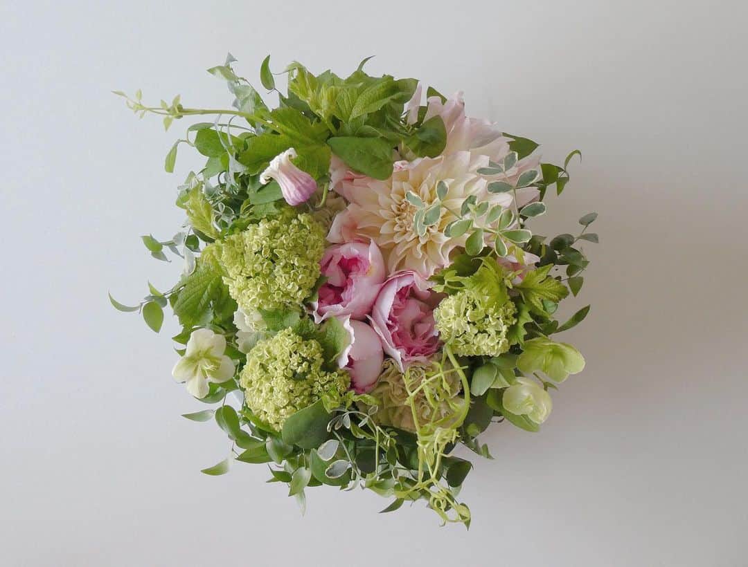 Risako Yamamotoさんのインスタグラム写真 - (Risako YamamotoInstagram)「Happy  Mother's day💕🌿💛 いつもありがとう♡♡♡ From Saori & Risako ・ ・ 毎年恒例、私とおねえこから2人のママたちへ♡ ・ ・ #mothersday #flower #母の日 #jardinduillony」5月12日 19時28分 - risako_yamamoto
