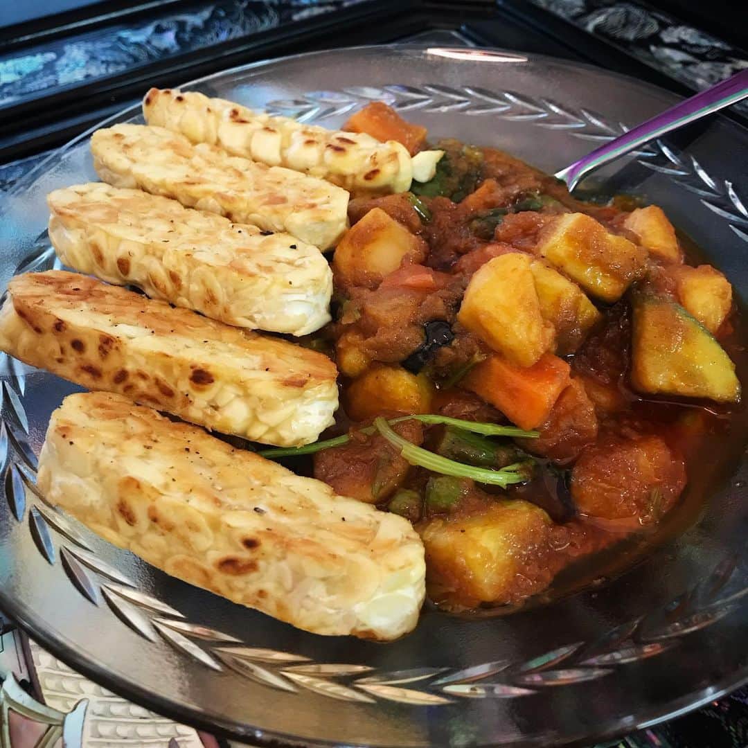 イ・エルのインスタグラム：「_ 채소 커리 + 템페 템페는 인도네시아의 콩 발효 음식이에요 최근 채식을 하시는 분들이 고기대신 고단백 식품으로 많이 먹는다고 해요」