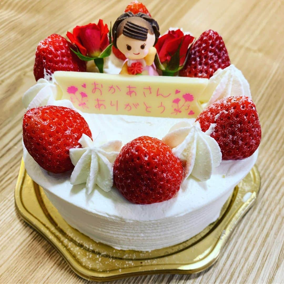 大菅小百合さんのインスタグラム写真 - (大菅小百合Instagram)「母の日にパパがケーキを買ってきてくれました🎂✨娘と二人でペロリでした❤️ ・ ・ ・ #私もお母さんに感謝する日 #ケーキ早く食べたくて #娘に写真嫌がられた #母の日 #ケーキかわいい #ありがとう」5月12日 19時28分 - sayuriosuga1027