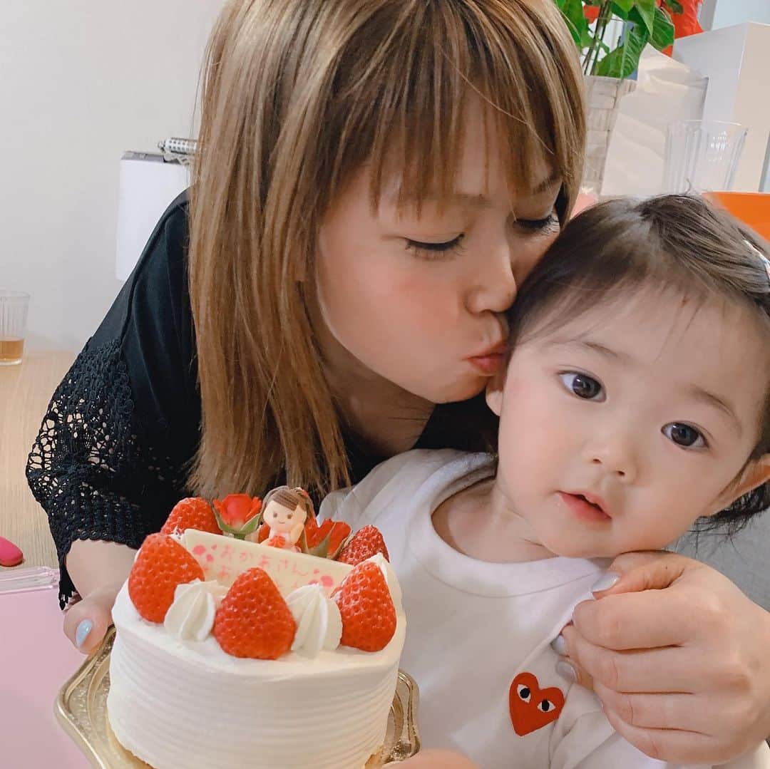 大菅小百合のインスタグラム：「母の日にパパがケーキを買ってきてくれました🎂✨娘と二人でペロリでした❤️ ・ ・ ・ #私もお母さんに感謝する日 #ケーキ早く食べたくて #娘に写真嫌がられた #母の日 #ケーキかわいい #ありがとう」