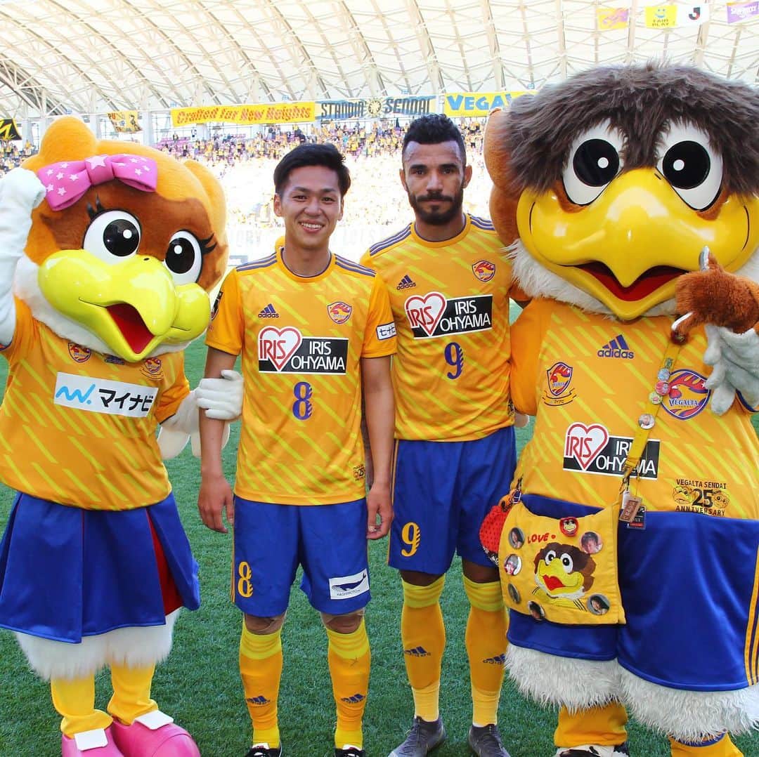 のインスタグラム：「5月12日 第11節 サンフレッチェ広島戦 2-1で勝利しました！熱い応援ありがとうございました！ #ベガルタ仙台 #仙台 #サッカー #Jリーグ #2019シーズン #スローガン #ReVolution #松下佳貴 #8番 #移籍後初ゴール #ハモンロペス #9番 #ベガッ太 #ルターナ #マスコット #ユアテックスタジアム仙台 #ユアスタ #サンフレッチェ広島」