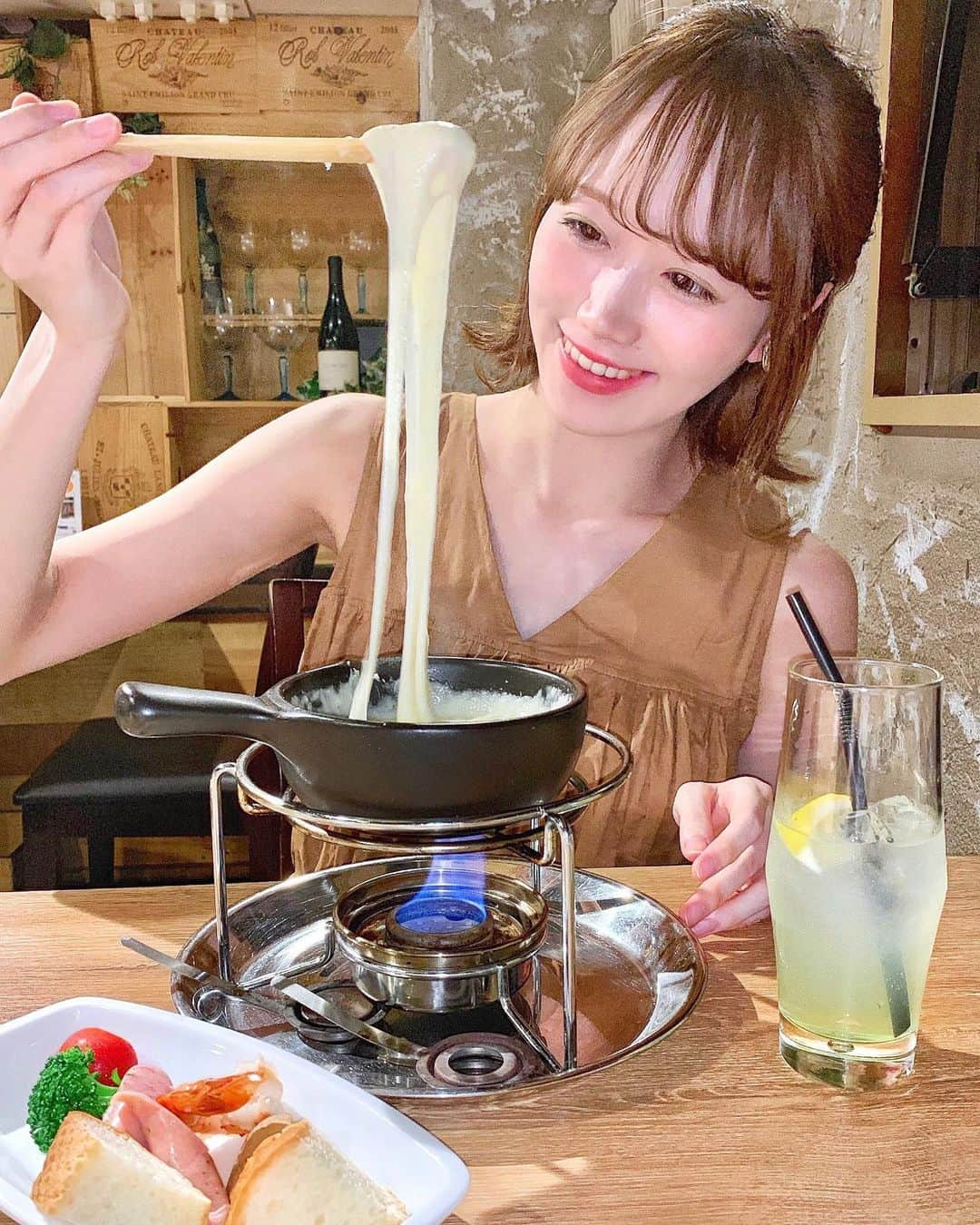 佐藤瀬奈さんのインスタグラム写真 - (佐藤瀬奈Instagram)「母の日のお祝いは母のリクエストで チーズ料理が美味しいお店へ🌹✨⠀ ⠀ チーズフォンデュにラクレットチーズ…❤️ チーズづくしで幸せ〜🤤⠀ ⠀ 母も喜んでくれて良かった💕 もりもり食べてたくさん喋って 楽しい夜でした☺️✨ ・ ・ ・ #母の日#母の日ディナー#家族ごはん#mothersday#volente04#浦和グルメ#浦和ディナー#埼玉グルメ #グルメ好きな人と繋がりたい #グルメ女子#チーズフォンデュ#ラクレットチーズ#チーズ#チーズ専門店#お肉#ラクレット#チーズ料理」5月12日 19時30分 - senapuu