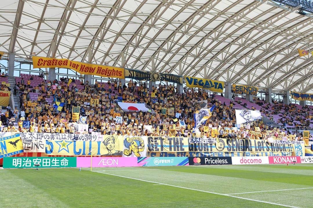 のインスタグラム：「仲間に届ける勝利 #ベガルタ仙台 #仙台 #サッカー #Jリーグ #2019シーズン #スローガン #ReVolution #関憲太郎 #21番 #ユアテックスタジアム仙台 #ユアスタ」