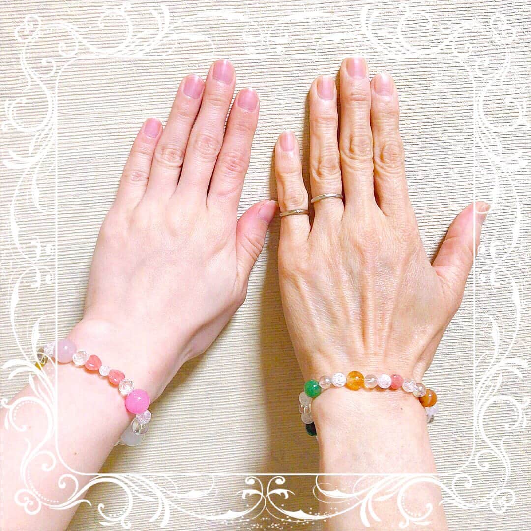 紀伊さつきのインスタグラム：「今年の母の日。 前に先輩に連れていただいて作った、心のお守りのような#パワーストーンブレスレット を母が「いいなーいいなー」と言っていたので、これに決定。 #オーリングテスト で、ひとりひとり、その時その時の自分に合った石を選んで作るブレスレット。 母は緑が多め？やっぱり何となく、その人らしい色味になりますね☺️ 前回私は#ストレス解消 の石ばっかりでしたが、今回その石が必要なくなっているとのこと🤔 交換で入ったのは#ご縁 の石。 人、お仕事、食べ物、あちこちあらゆるよいご縁お待ちしております✨ ・ ちなみにうちには母が２人おりまして…(#叔母 )。 そちらへのプレゼントは、まだ渡せてないので秘密です🙌 どうやら叔母は私のインスタを見てくれているらしいので(笑)うふふ。 叔父の命日だったので、朝からお墓参りも行ってきました。 気持ちのいい日☀️ ・ #パワーストーン #ブレスレット #お守り #母の日 #プレゼント #いつもありがとう #powerstone #bracelet #mothersday #present」