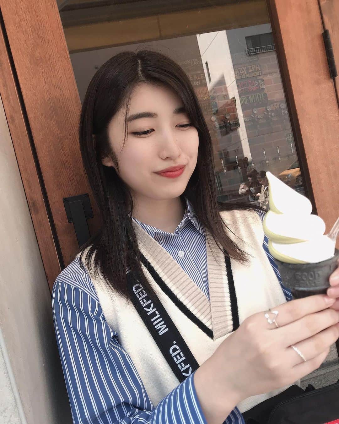 吉田華恋のインスタグラム：「大名ソフト 🍦😌😗🙂😁 大名で食べてきました☺︎ #大名ソフトクリーム #ミックス」