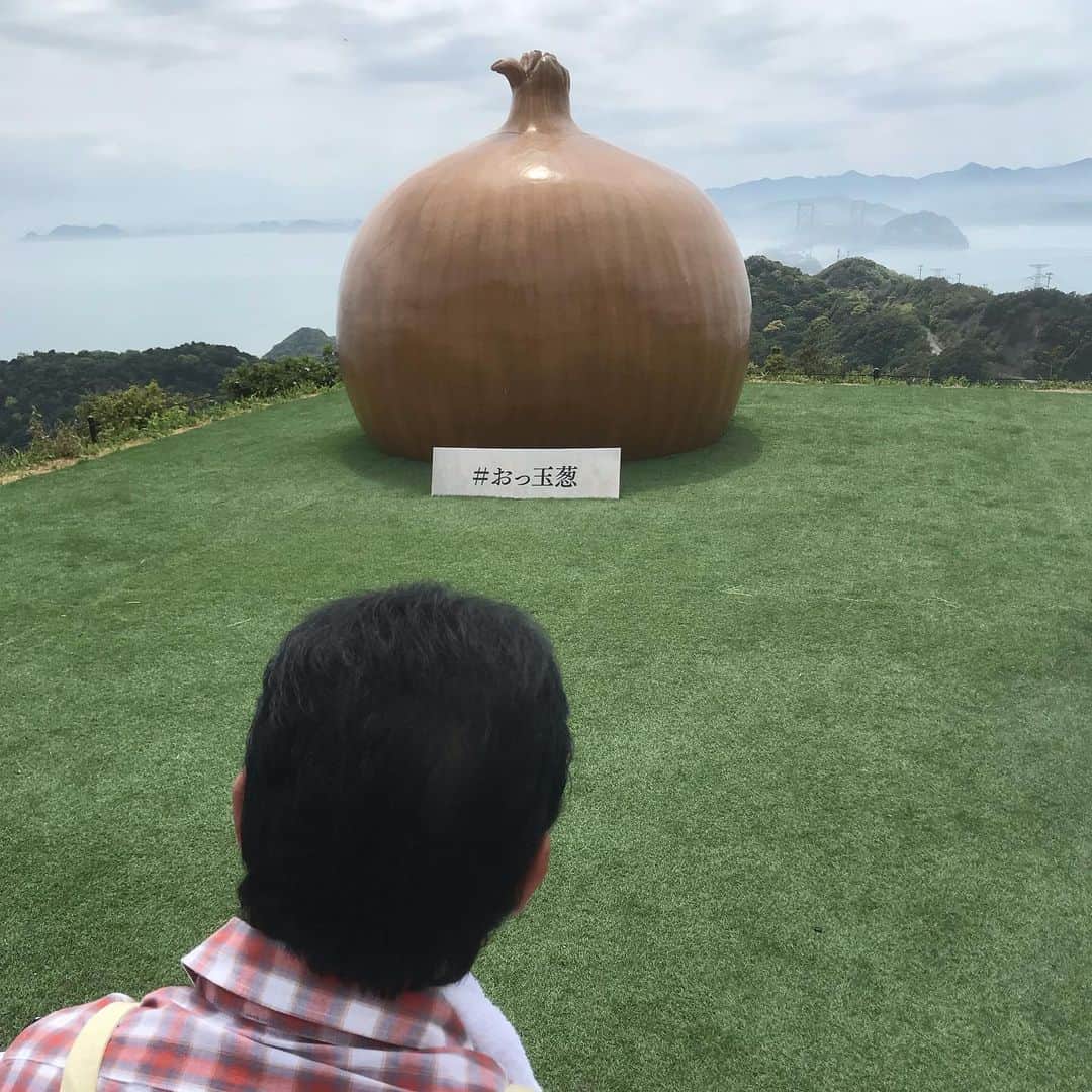 東野幸治さんのインスタグラム写真 - (東野幸治Instagram)「NHKの農家メシの収録で淡路島に行きました。本番前に大嫌いなタマネギを見ている梅沢富美男さんです。後ろ姿じゃわからないと思いますが。」5月12日 14時07分 - higashinodesu