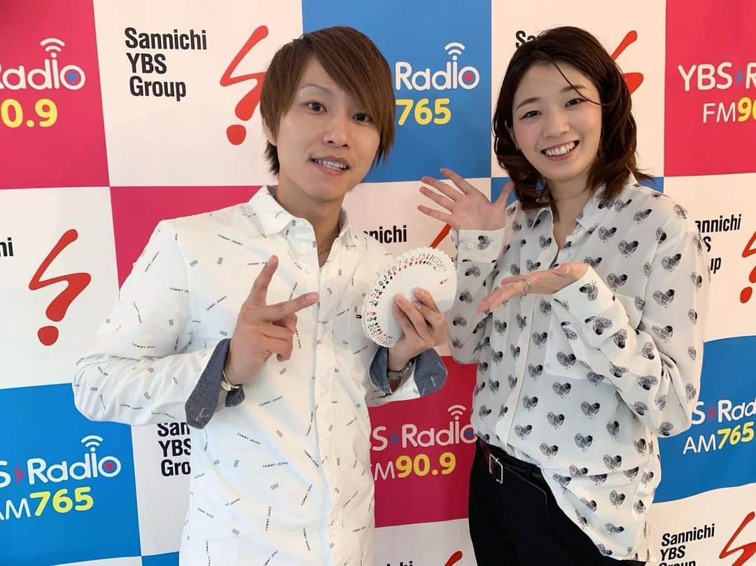 優ひかるのインスタグラム：「優ひかるのシャイニングタイムお聞きくださり﻿ ありがとうございます😊﻿ ﻿ 今週は、マジシャンの水野翔さんに﻿ お話を聞きました！﻿ ﻿ 水野さんのお話で﻿ 『ただただマジックが好きでしょうがなかった。﻿ 練習がしたくてしょうがなかった。』﻿ という言葉が印象的でした。﻿ ﻿ 初めてマジシャンの方とお話したので﻿ 気になる事を色々お聞きしてしまいました。 実は、私も目の前でマジックを披露して頂きました✨﻿ 全くどうなっているのかわからなかったです…﻿ ﻿ 水野さんにマジックにかける情熱やマジックがお好きな思いを キラキラした笑顔でお話されて﻿ とても刺激を受けました✨﻿ ﻿ 収録後﻿ 簡単なマジックを教えて頂きました‼️﻿ 今度なにかの時に披露出来るように﻿ 練習したいと思います。﻿ ﻿ 来週も素敵な輝くゲストに﻿ お話をお聞きましたので楽しみに〜✨﻿ ﻿ #マジシャン#水野翔さん﻿ #山梨県#YBSラジオ#Doing﻿ #優ひかるのシャイニングタイム﻿ #毎週土曜日12時15分から﻿ #来週もお楽しみに✨✨」