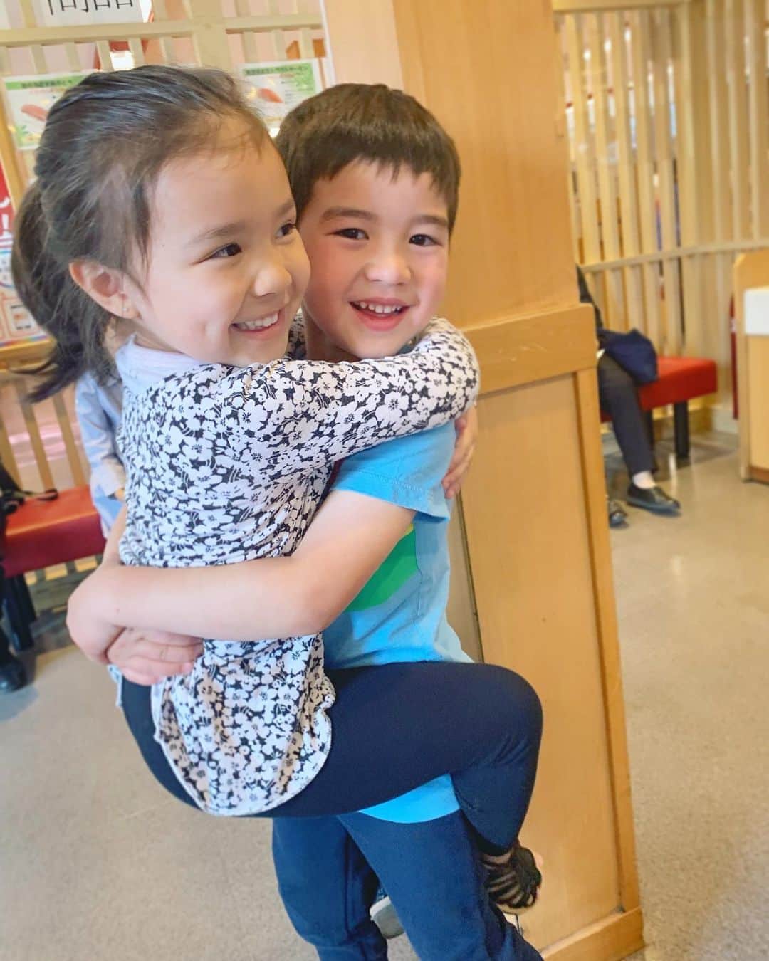 バイリンガル3兄妹のインスタグラム：「またまた大きくなったこの2人。 ・ ・ #お華さんとおジェムさん  #年中 #4歳 #はなち #バイリンガル3兄妹」