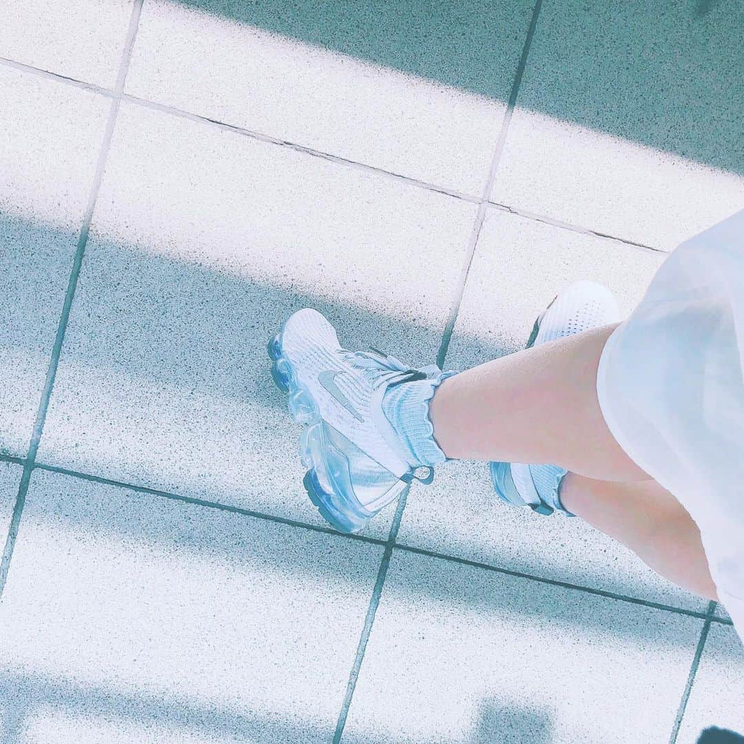 木村仁美のインスタグラム：「Nike VAPORMAX 青いキラキラソール ver 👟🐠💙🏃‍♀️ 一目惚れして、手に入れてしまったよ。  ずっと白のエアリフトを愛用していて 新しく新調しようか迷っていましたが こちらをゲットしました。  伸縮性のある素材で、踊るのもできるし 走れるしフィットネスとかにもうってつけ◎  駅までの道をこれでよく走っています。👟 水色のキラキラソールが本当に可愛い。  あえて古着のワンピースなどに合わせて カジュアルダウンさせるのが好みです！  これからも宜しくね。 . #今日の青い . . . . . #nike #vapormax #blue #青い #スニーカー #靴下コーデ #sneaker #japanesegirl #ライフスタイル #今日のコーディネート #古着コーデ #青が好き #日常生活」