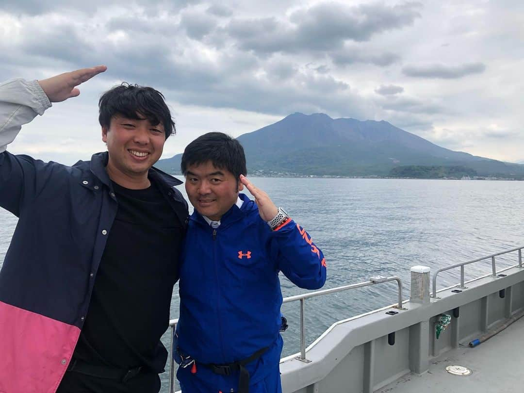 丸山桂里奈さんのインスタグラム写真 - (丸山桂里奈Instagram)「先日鹿児島に行ったときの写真がでてきた。なぜこの写真笑笑 なんか怪しい二人。ただただロケの時は 二人に癒されました😃🙋‍♀️💡 また今度ゆっくり鹿児島に行きたいな🐸  #桜島バックに #いきなりこの写真がフォルダに #大崎マネージャー #青木さん #癒し系なふたり #青木さんの笑い方に笑っちゃう #いつもお世話になってます #元気あるけどもないときはこの写真を見よう #いい意味で #インスタバエ」5月12日 14時17分 - karinamaruyama