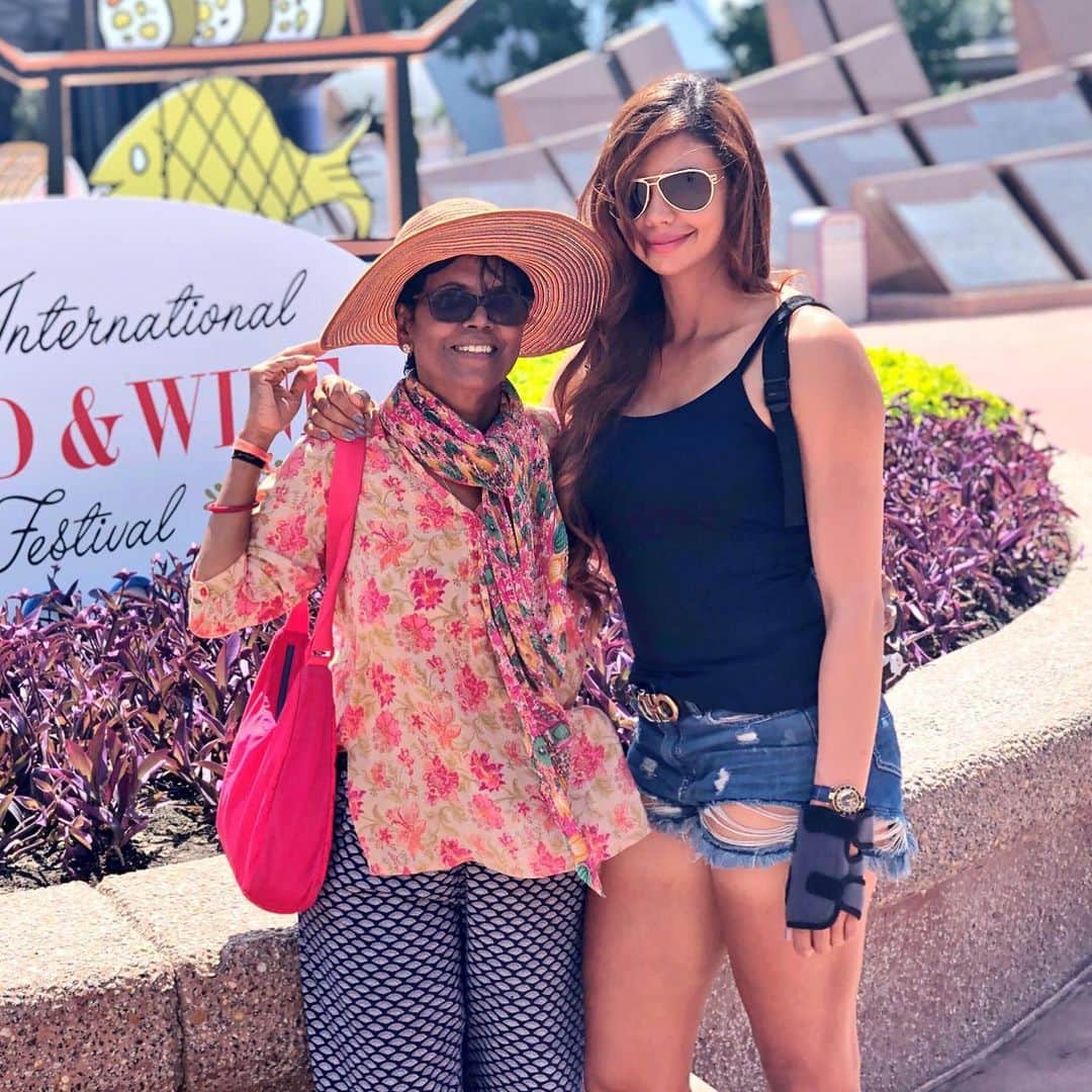 サミラ・ニコレットのインスタグラム：「Happy Mother’s Day to the only person who tolerates my crazy and encourages me no matter what ❤️ Raising me for so many years in my world of sports took a lot of strength, support and patience. Forever grateful 🙏🏻 Much love mamma ∞」